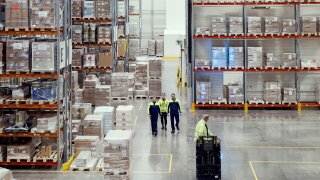 orion_warehouse_tall-storage-shelves-people_2023_5493.jpg